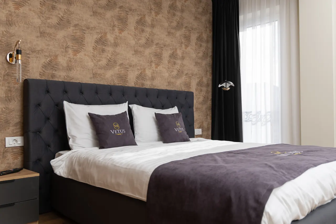 Double room with a warm textured wall