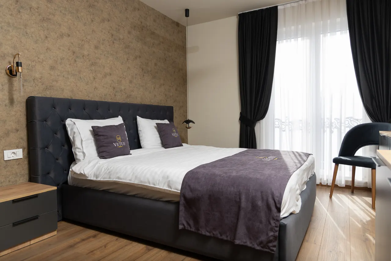 Deluxe double room with bed and window